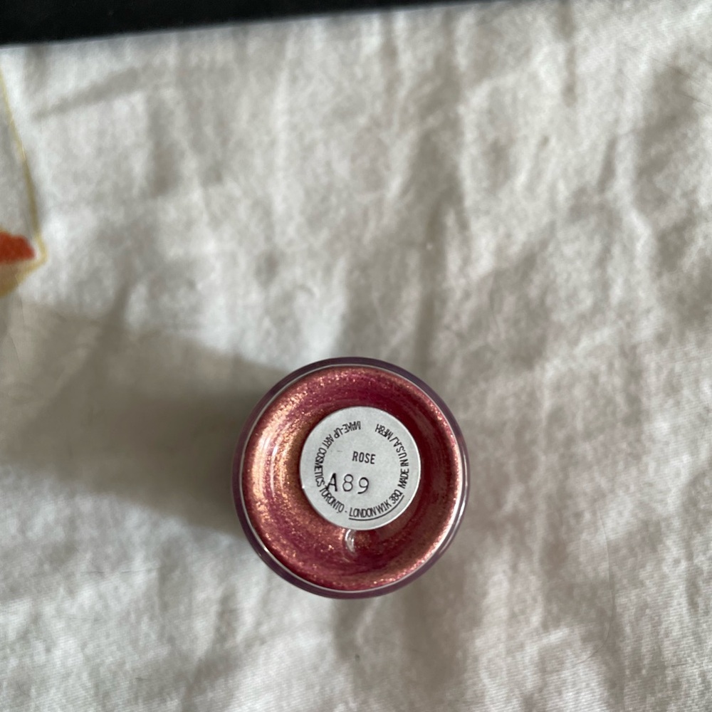 MAC Pigment in Rose - Picture 2 of 3